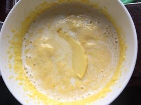 然后趁热加入黄油