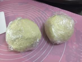 取出搅拌均匀的面团，分成均等的两份，用保鲜膜封好放入冰箱冷藏一个小时