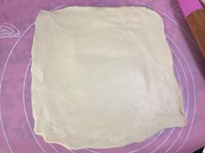 取出面团擀成方形