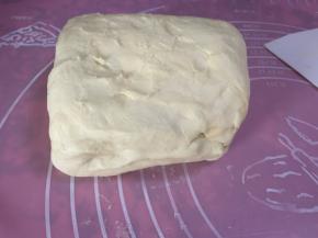 折叠，用擀面杖轻轻拍打，擀平