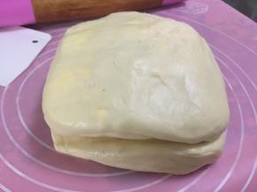 然后将两块油皮叠合在一起，在两块油皮之间抹些水以便接合