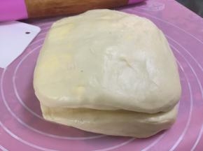 然后将两块油皮叠合在一起，在两块油皮之间抹些水以便接合