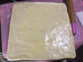 取出酥皮后将其擀成烤盘大小的薄片