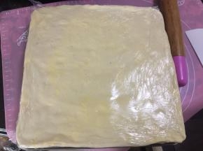 取出酥皮后将其擀成烤盘大小的薄片
