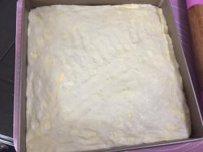 放入烤盘中，用叉在酥皮上扎孔以便排气