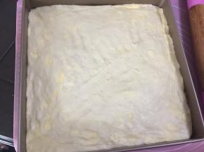放入烤盘中，用叉在酥皮上扎孔以便排气