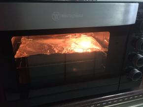 烤箱于180摄氏度预热，以上下火中层烤30分钟，至酥皮表面微黄即可（上色后也可以盖上锡纸烤）