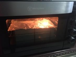烤箱于180摄氏度预热，以上下火中层烤30分钟，至酥皮表面微黄即可（上色后也可以盖上锡纸烤）