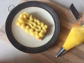 然后切成小长方形，卡仕达酱放入裱花袋中挤出花样