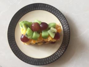 放入奇异果、葡萄、黄桃干