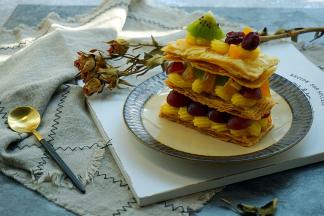 放入奇异果、蔓越莓干、黄桃干