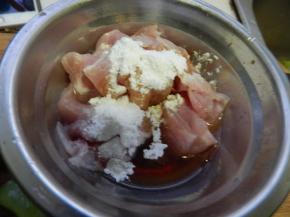 加入料酒生抽淀粉抓匀腌十分钟