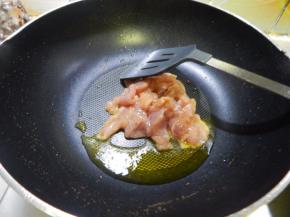 锅里加入油加入猪肉