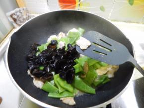 炒匀在加入木耳