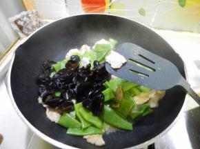 炒匀在加入木耳