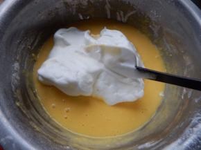 在加入打好的蛋清