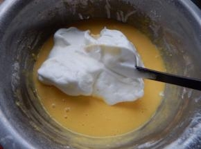 在加入打好的蛋清