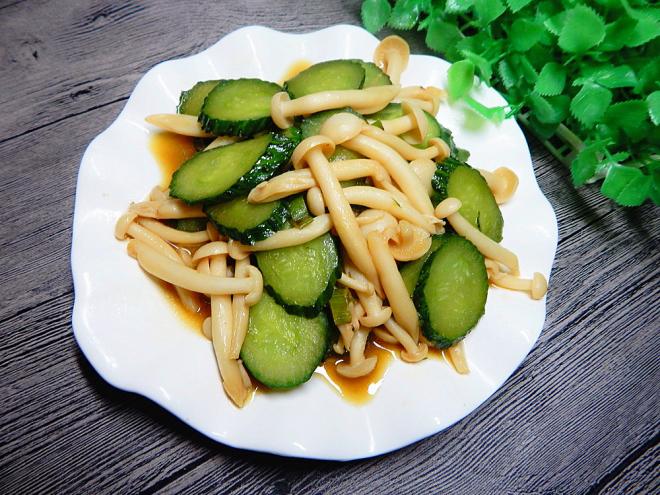 黄瓜炒白玉菇