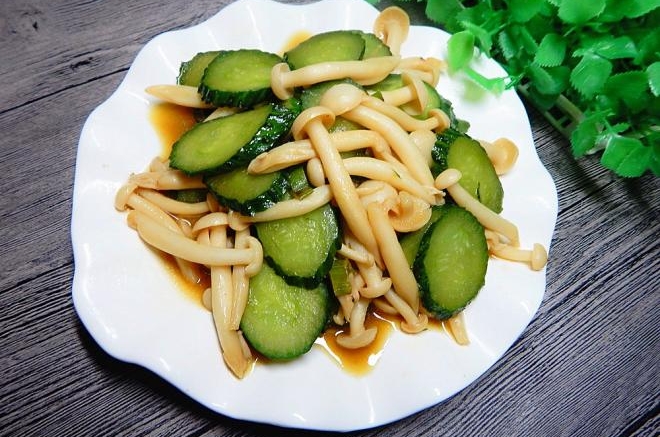 黄瓜炒白玉菇