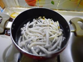 白玉菇焯一下水