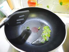 加入葱炒香