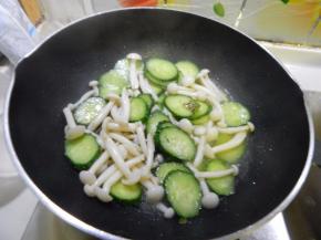 炒至均匀加入一点水