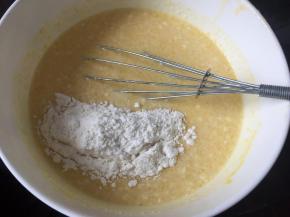 再加入低筋面粉搅拌均匀