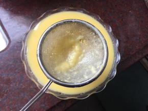 然后用网筛过筛