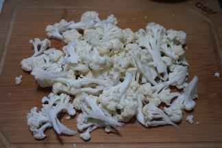 菜花分成小朵；与此同时坐一锅水煮开