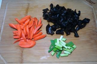 木耳分成小朵，胡萝卜切粗条，青蒜切段