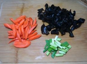 木耳分成小朵，胡萝卜切粗条，青蒜切段