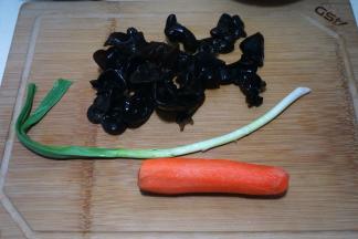 黑木耳提前泡好，胡萝卜刮掉外皮