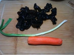黑木耳提前泡好，胡萝卜刮掉外皮