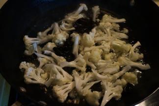 菜花和木耳焯水捞出