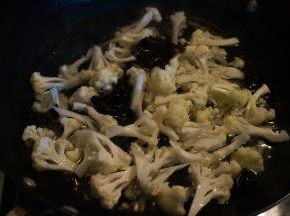 菜花和木耳焯水捞出