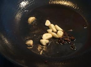 先将一撮花椒煸炒出香味，再将蒜块入锅煸微黄