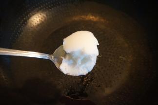 炒锅烧热，将一勺猪油入锅融化