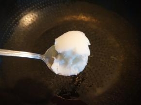 炒锅烧热，将一勺猪油入锅融化