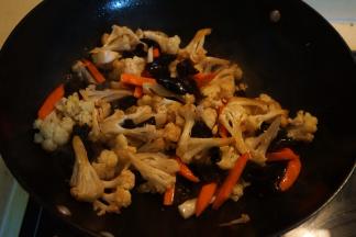 加入适量盐、酱油翻炒均匀