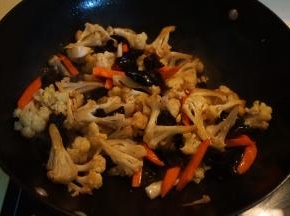 加入适量盐、酱油翻炒均匀