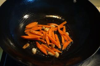 将胡萝卜入锅炒变色