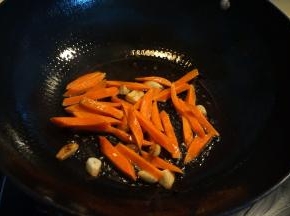 将胡萝卜入锅炒变色