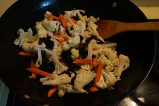 再将菜花和木耳投入锅中翻炒