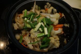 倒入砂锅中，再倒少许热水，盖盖，小火焖3-5分钟，出锅前撒入青蒜段增色添香