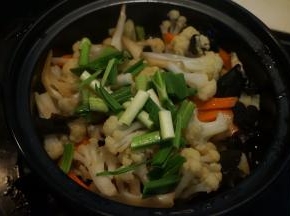 倒入砂锅中，再倒少许热水，盖盖，小火焖3-5分钟，出锅前撒入青蒜段增色添香