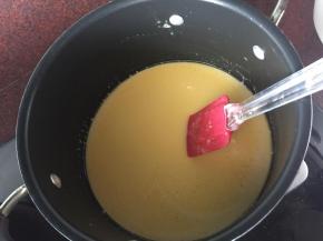 再将蛋黄糊放入锅中慢火搅拌成糊状，但仍可以流动，然后稍微冷却后放入冰箱冷藏一个小时