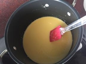 再将蛋黄糊放入锅中慢火搅拌成糊状，但仍可以流动，然后稍微冷却后放入冰箱冷藏一个小时