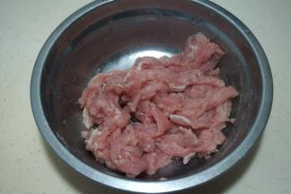 切成薄片，用一小勺淀粉、少许盐、少许清水抓捏均匀，腌10分钟左右