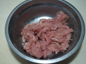 切成薄片，用一小勺淀粉、少许盐、少许清水抓捏均匀，腌10分钟左右