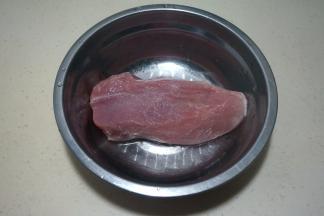 猪瘦肉清洗干净，去掉筋膜